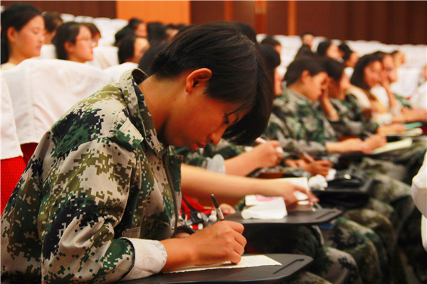 2016092308531511.jpg 我院党委副书记刘晓兵为新生做入学教育报告会