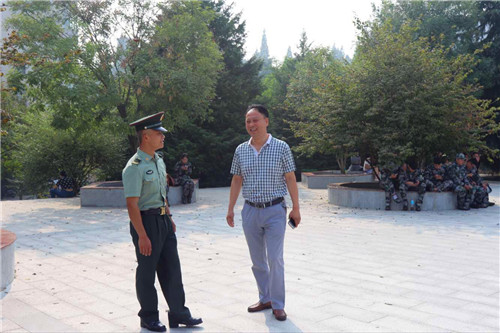 2016091410585811.jpg 我院领导视察2016级新生军训工作