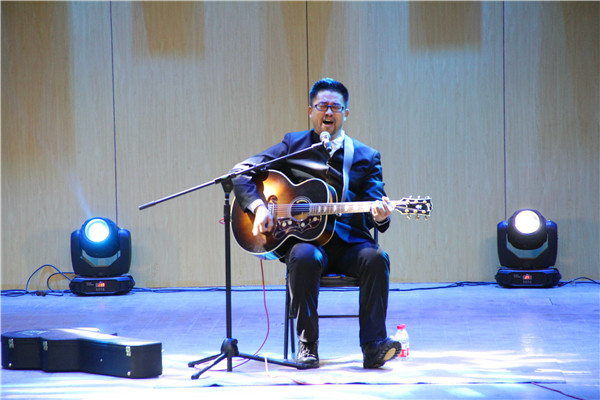 2016112410422188.jpg 杨明毅“以音乐的名义”讲唱会走进我院