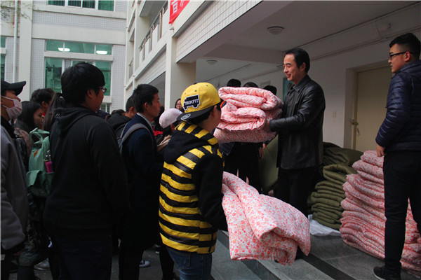 2016121209534729.jpg 我院隆重举行暖冬棉被发放仪式