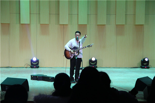 2016112410422141.jpg 杨明毅“以音乐的名义”讲唱会走进我院