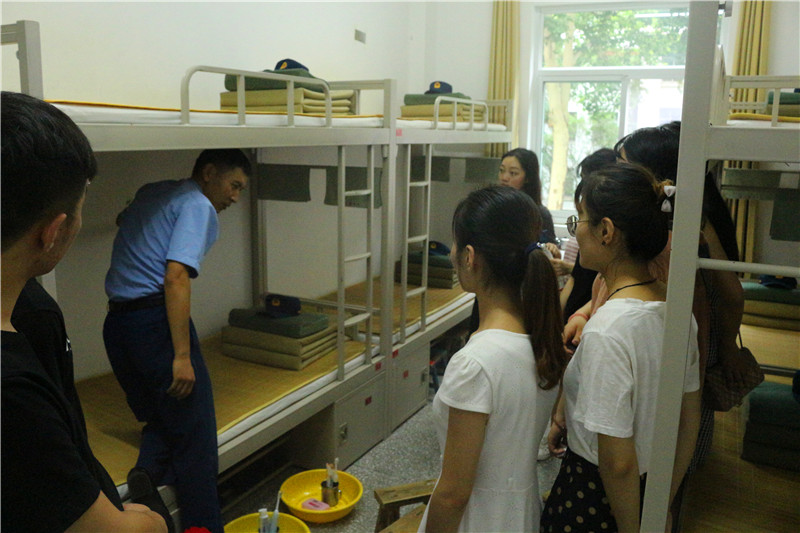 2018070215390272.jpg 【暑期社会实践专题】我院大学生暑期“三下乡”社会实践服务团到部队参观见学