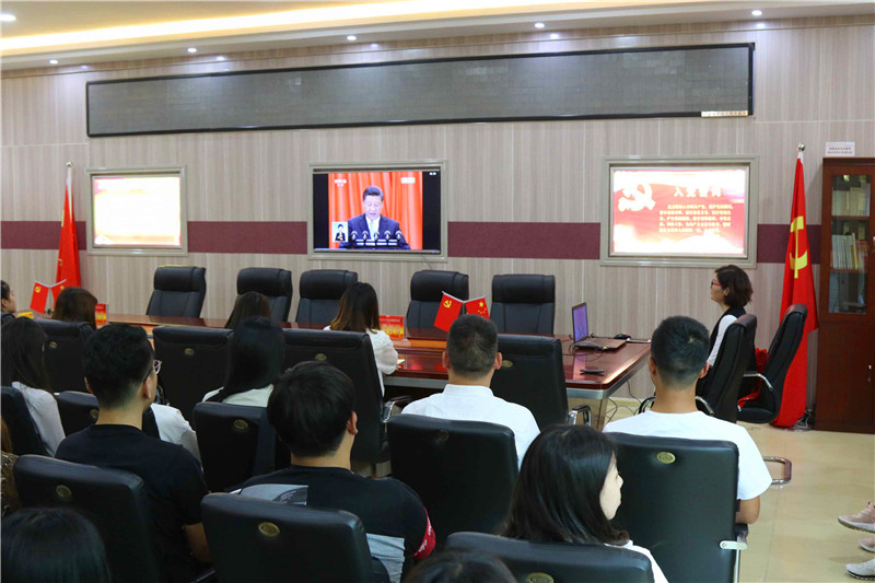 2018050709012514.jpg 我院师生观看纪念马克思诞辰200周年大会