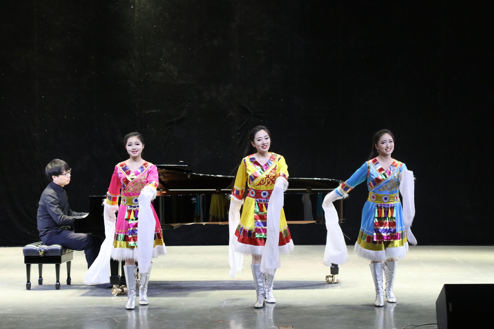 2018061308414575.jpg 华中师范大学学生汇报音乐会在我院成功举办