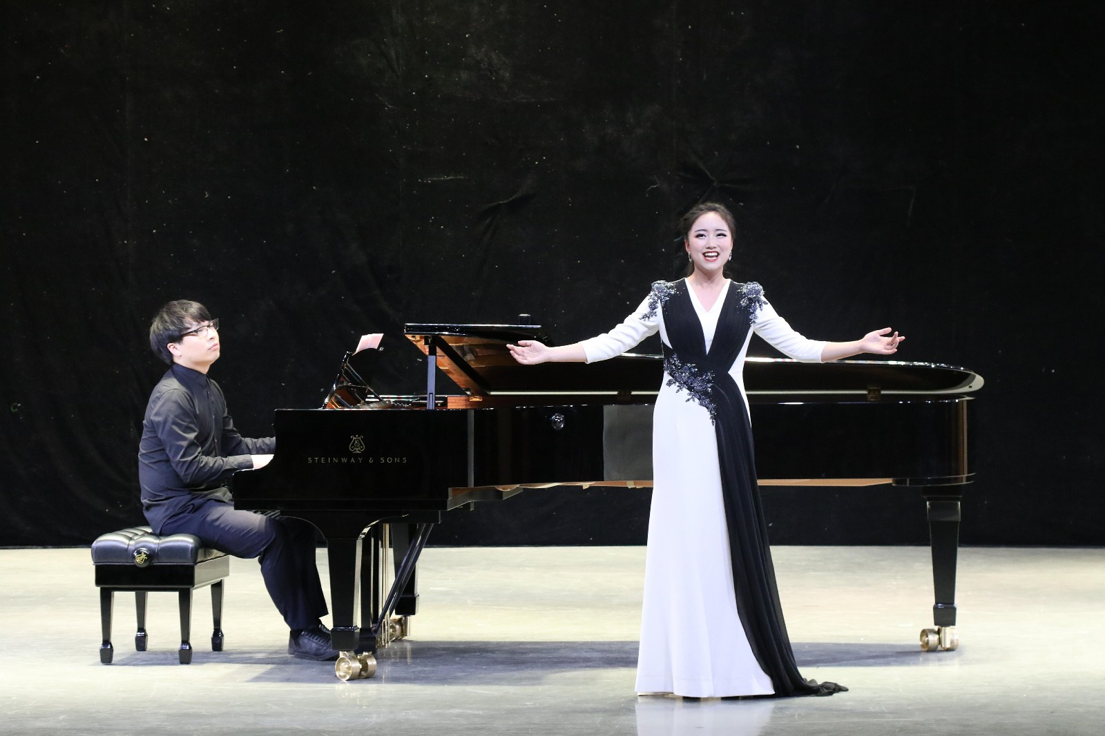 2018061308414615.jpg 华中师范大学学生汇报音乐会在我院成功举办